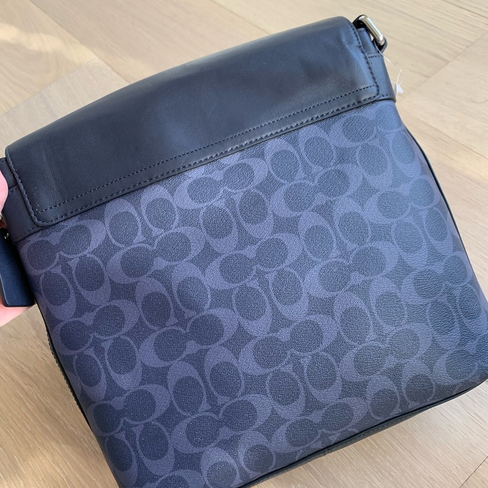 NWT Coach SULLIVAN SMALL MESSENGER IN SIGNATURE - Picture 3 of 8